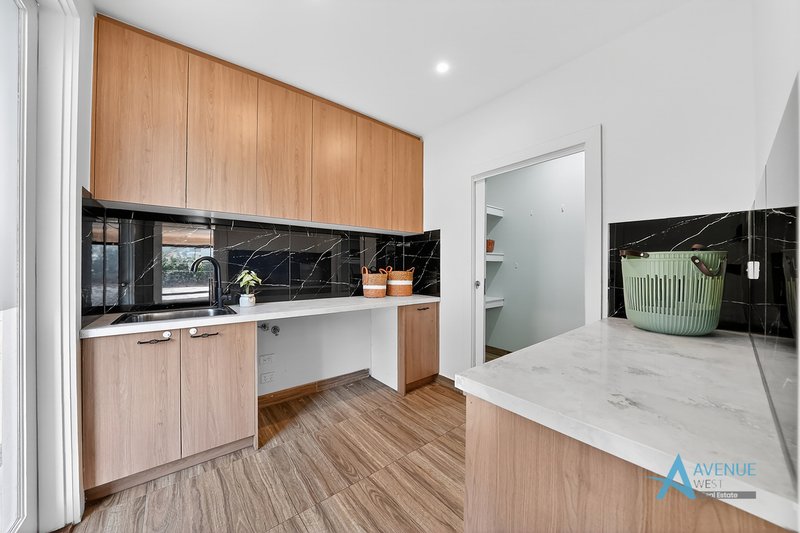Photo - 27 Woodlea Boulevard, Aintree VIC 3336 - Image 9