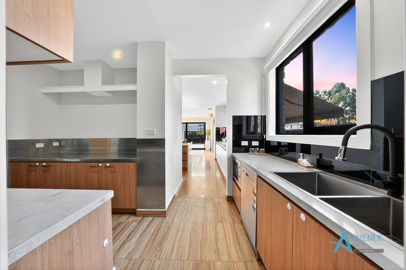 Photo - 27 Woodlea Boulevard, Aintree VIC 3336 - Image 10