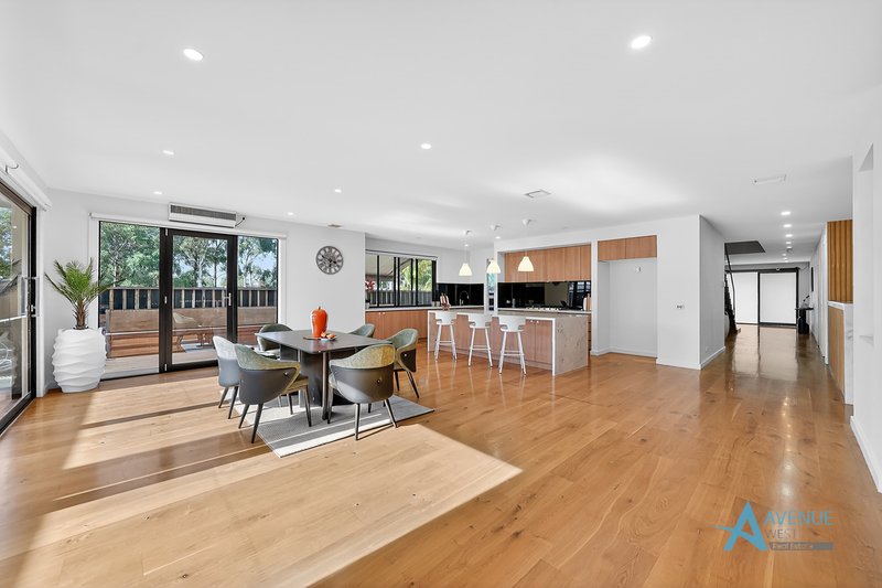 Photo - 27 Woodlea Boulevard, Aintree VIC 3336 - Image 12