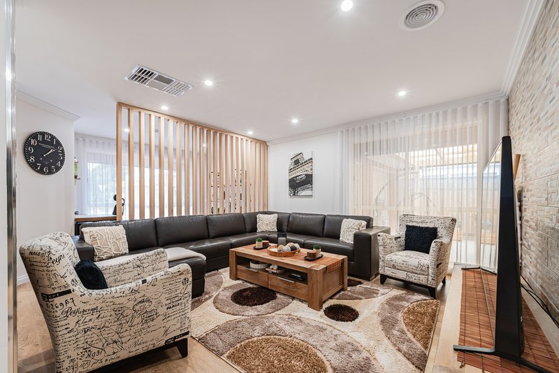 Photo - 27 Woodside Way, Roxburgh Park VIC 3064 - Image 8