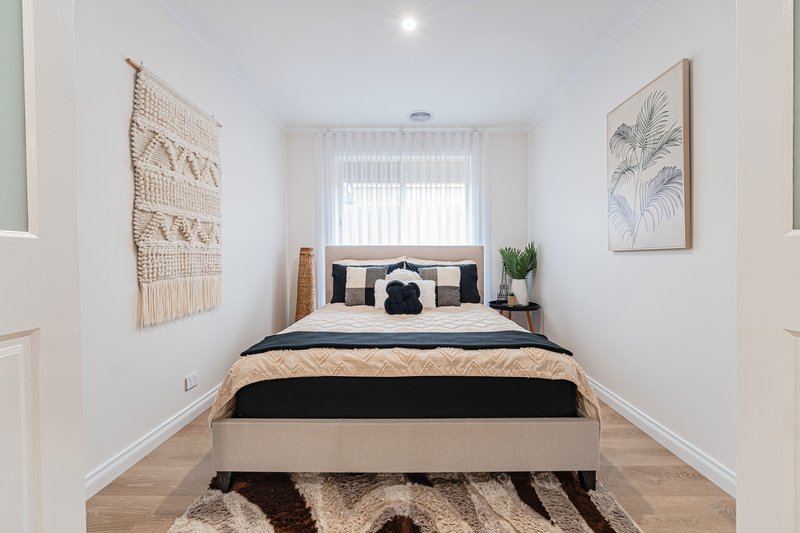 Photo - 27 Woodside Way, Roxburgh Park VIC 3064 - Image 9