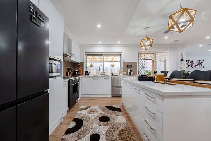 Photo - 27 Woodside Way, Roxburgh Park VIC 3064 - Image 11