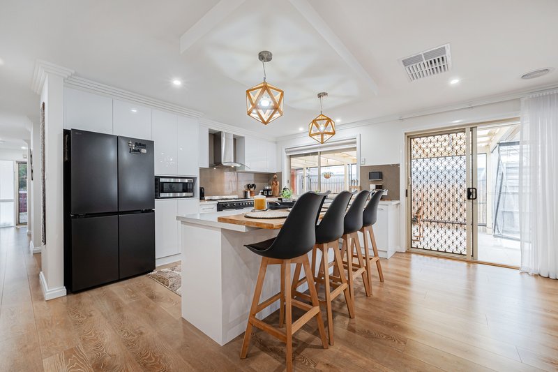 Photo - 27 Woodside Way, Roxburgh Park VIC 3064 - Image 12
