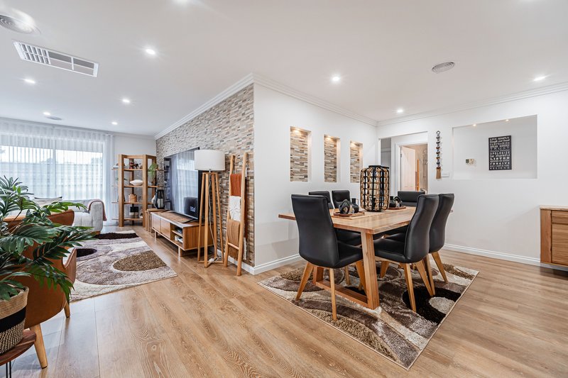 Photo - 27 Woodside Way, Roxburgh Park VIC 3064 - Image 15