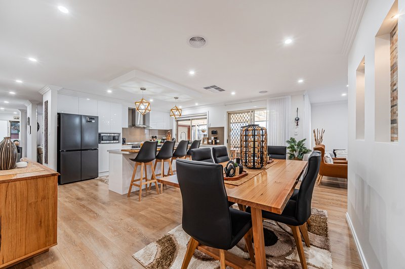 Photo - 27 Woodside Way, Roxburgh Park VIC 3064 - Image 16