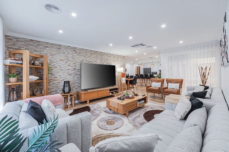 Photo - 27 Woodside Way, Roxburgh Park VIC 3064 - Image 19