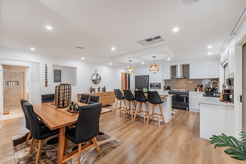 Photo - 27 Woodside Way, Roxburgh Park VIC 3064 - Image 20