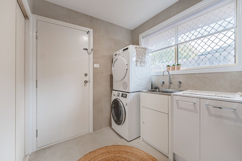 Photo - 27 Woodside Way, Roxburgh Park VIC 3064 - Image 24