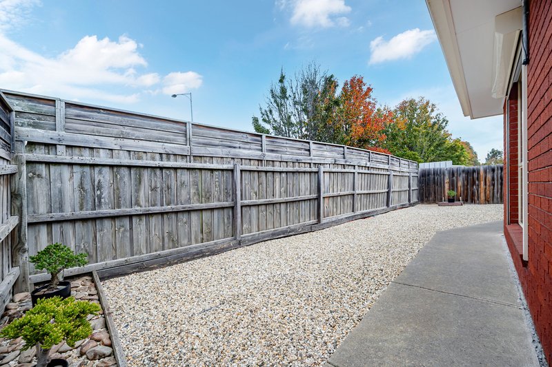 Photo - 27 Woodside Way, Roxburgh Park VIC 3064 - Image 28