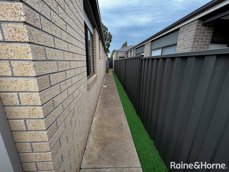 Photo - 27 Yanga Avenue, Tarneit VIC 3029 - Image 12