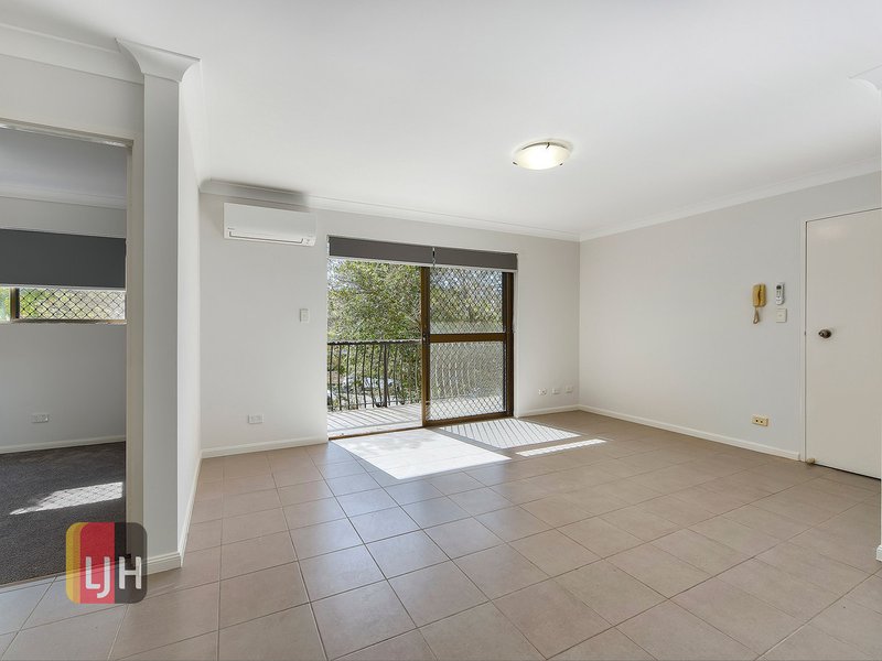 Photo - 2/70 Hilltop Avenue, Chermside QLD 4032 - Image 1