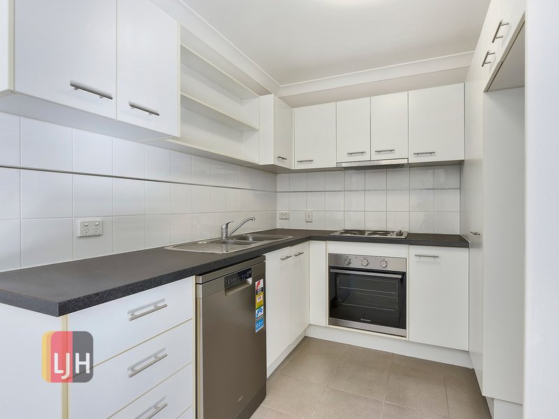 Photo - 2/70 Hilltop Avenue, Chermside QLD 4032 - Image 2