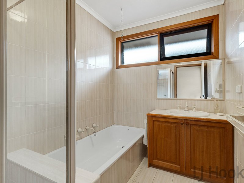 Photo - 2/71 Essex Road, Mount Waverley VIC 3149 - Image 9