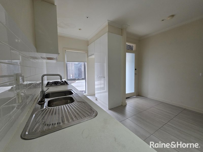 Photo - 2/71 Fox Street, St Albans VIC 3021 - Image 2