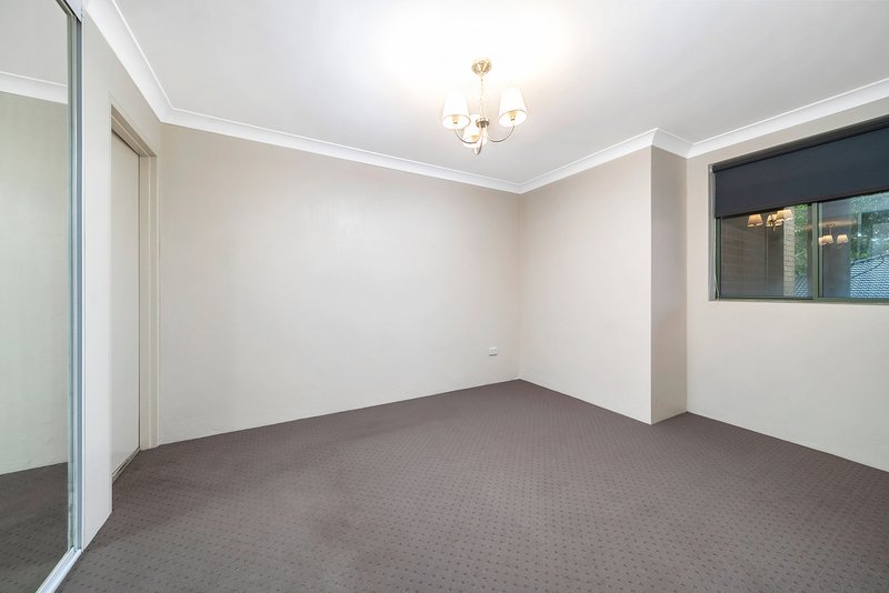 Photo - 27/11-13 Fourth Avenue, Blacktown NSW 2148 - Image 4