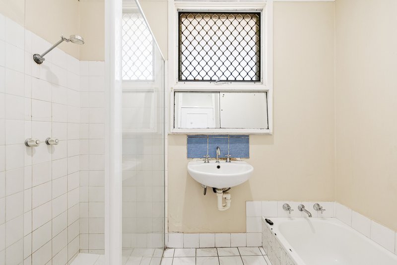 Photo - 272 Belgravia Street, Cloverdale WA 6105 - Image 12