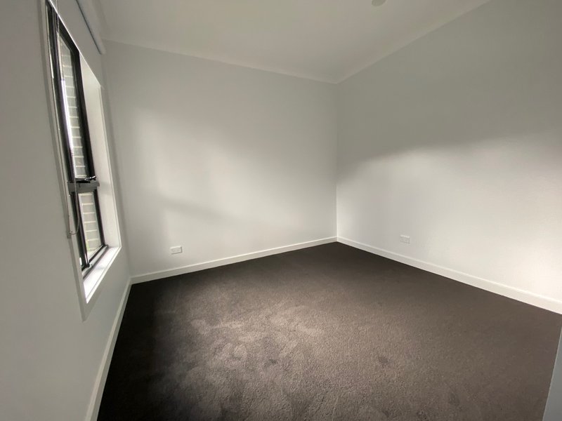 Photo - 2/72 Jackson Street, Sunbury VIC 3429 - Image 5