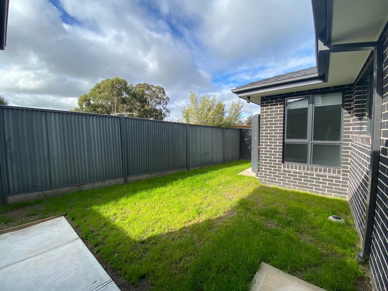 Photo - 2/72 Jackson Street, Sunbury VIC 3429 - Image 11