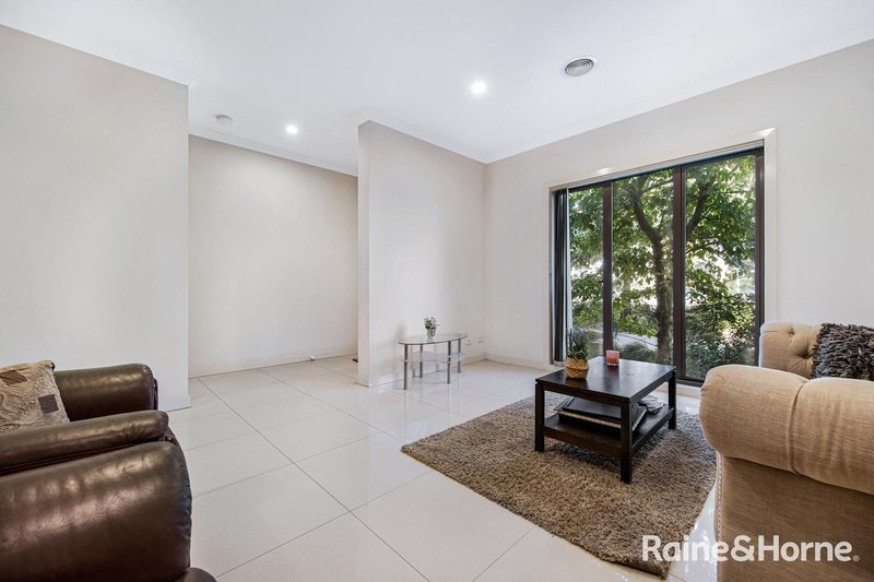 Photo - 2/72 Lynbrook Boulevard, Lynbrook VIC 3975 - Image 3