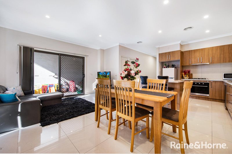 Photo - 2/72 Lynbrook Boulevard, Lynbrook VIC 3975 - Image 5