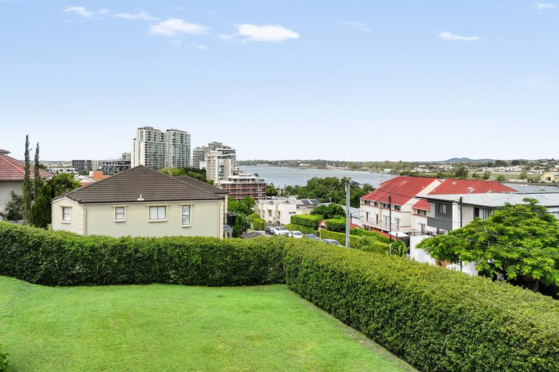 Photo - 2/72 Markwell Street, Hamilton QLD 4007 - Image 3