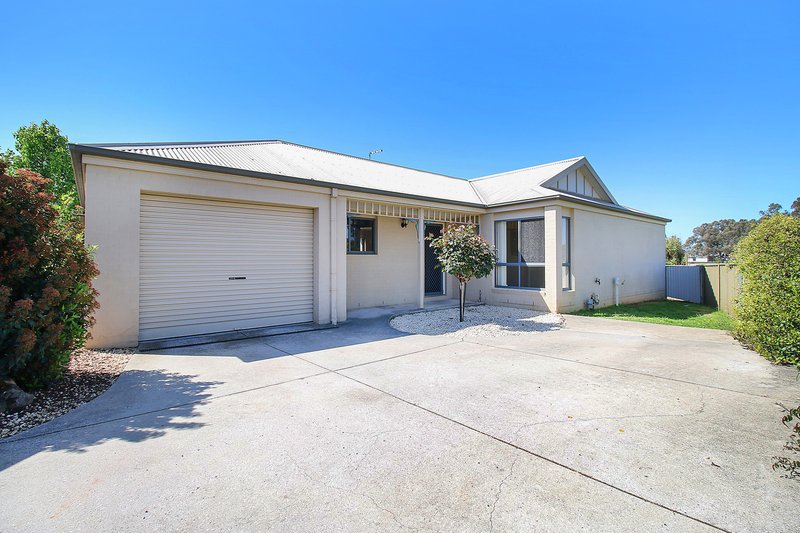 Photo - 2/72 Nightingale Avenue, West Wodonga VIC 3690 - Image 1