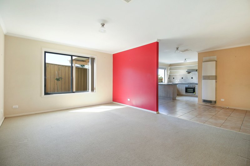 Photo - 2/72 Nightingale Avenue, West Wodonga VIC 3690 - Image 2