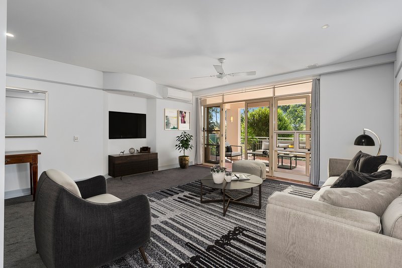 Photo - 2/76 Chichester Drive, Arundel QLD 4214 - Image 3
