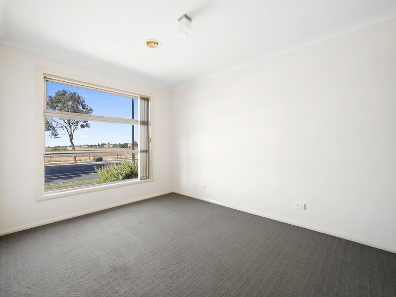 Photo - 2/76 Westmeadows Lane, Truganina VIC 3029 - Image 2