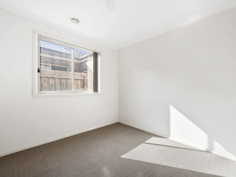 Photo - 2/76 Westmeadows Lane, Truganina VIC 3029 - Image 9