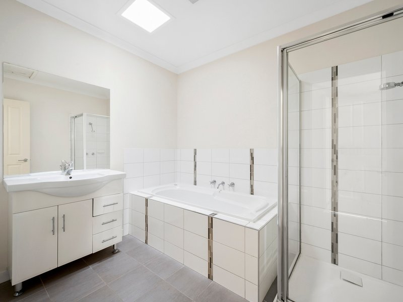 Photo - 2/76 Westmeadows Lane, Truganina VIC 3029 - Image 11