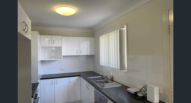 Photo - 2/77 Haylock Street, Wynnum QLD 4178 - Image 2