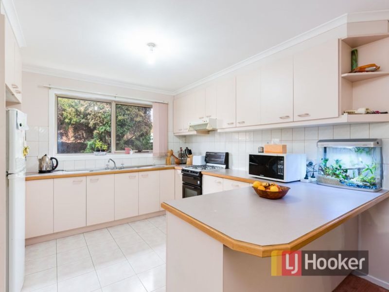 Photo - 2/77 Oaktree Drive, Hampton Park VIC 3976 - Image 2