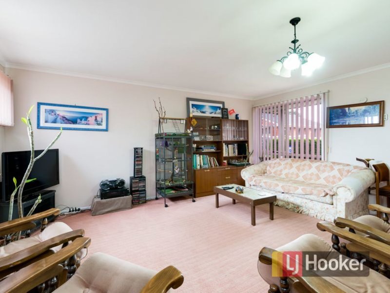 Photo - 2/77 Oaktree Drive, Hampton Park VIC 3976 - Image 3