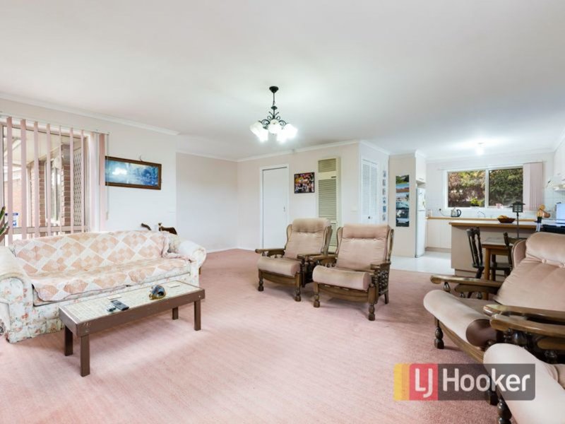 Photo - 2/77 Oaktree Drive, Hampton Park VIC 3976 - Image 4