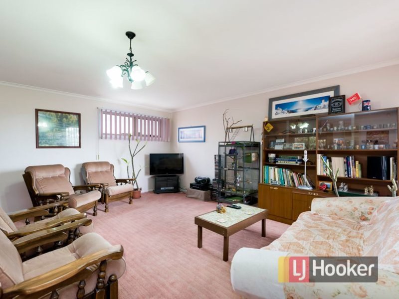 Photo - 2/77 Oaktree Drive, Hampton Park VIC 3976 - Image 6