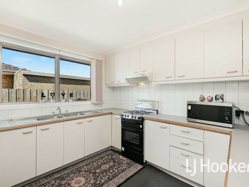 Photo - 2/77 Oaktree Drive, Hampton Park VIC 3976 - Image 2