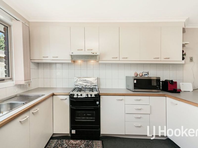 Photo - 2/77 Oaktree Drive, Hampton Park VIC 3976 - Image 3