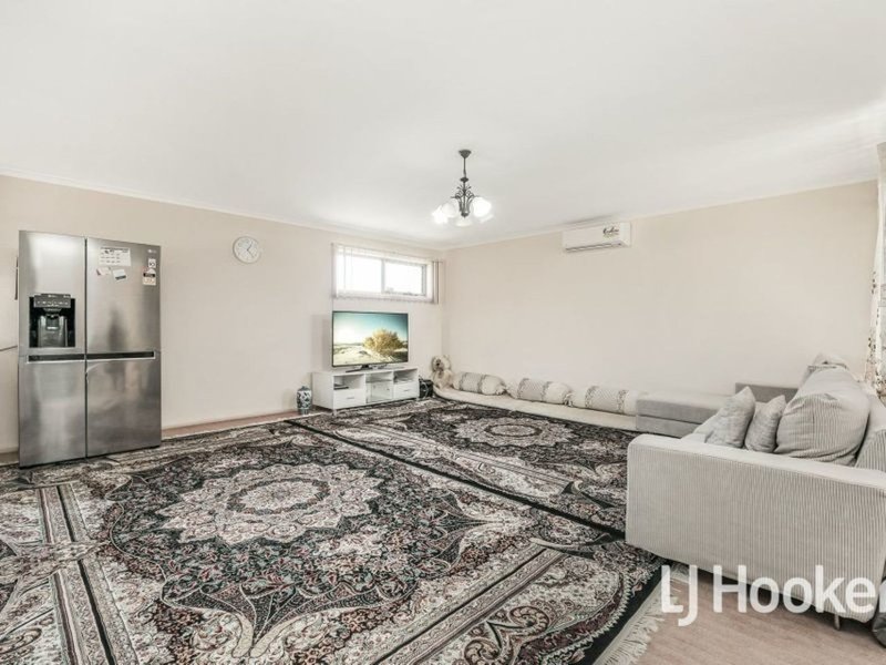 Photo - 2/77 Oaktree Drive, Hampton Park VIC 3976 - Image 4