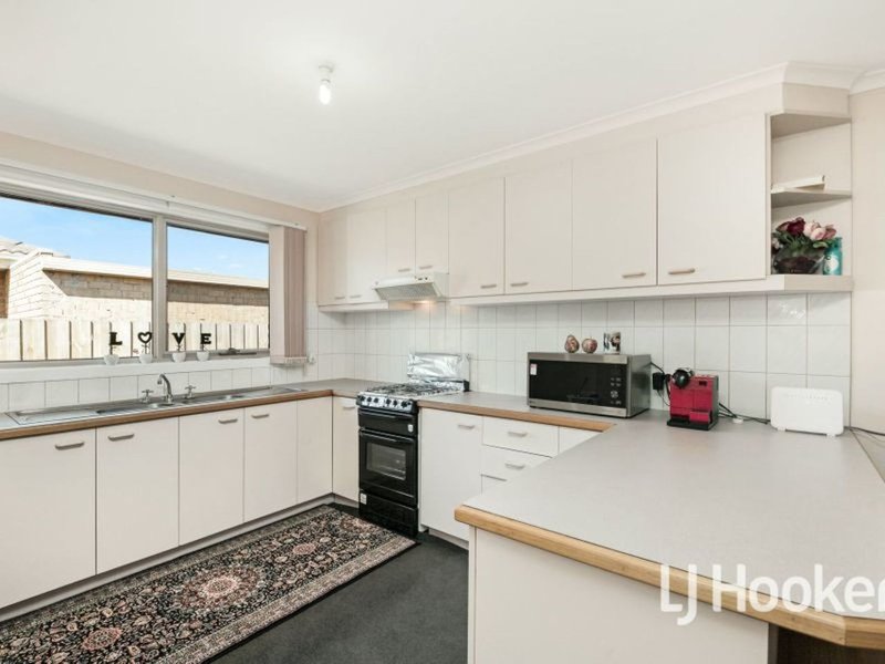 Photo - 2/77 Oaktree Drive, Hampton Park VIC 3976 - Image 10