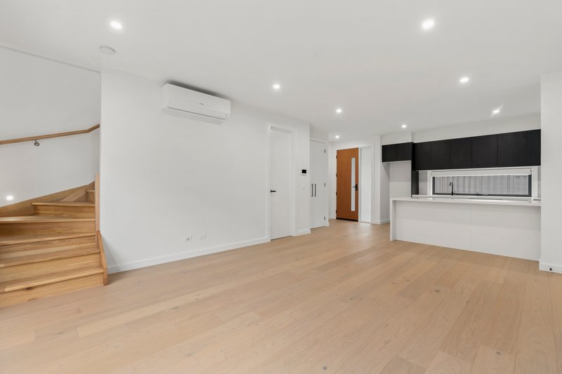 Photo - 2/77 St Vigeons Road, Reservoir VIC 3073 - Image 2