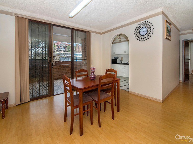 Photo - 2/8-12 Hixson Street, Bankstown NSW 2200 - Image 4