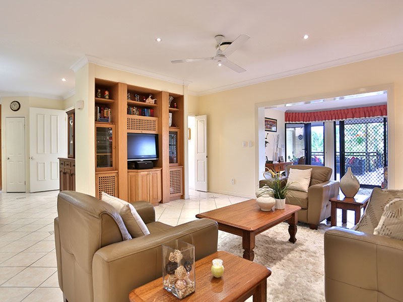 Photo - 28 Alba Place, Bridgeman Downs QLD 4035 - Image 3