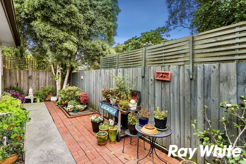 Photo - 2/8 Angus Drive, Glen Waverley VIC 3150 - Image 10