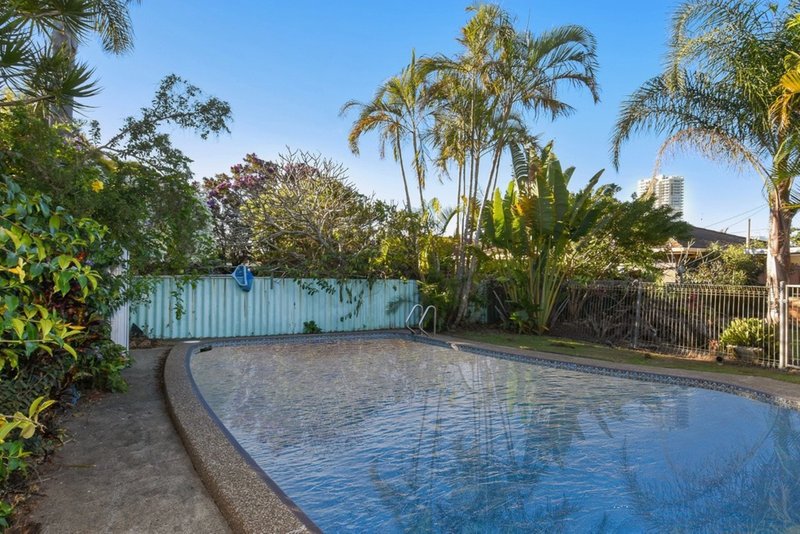 Photo - 28 Aruma Av , Burleigh Waters QLD 4220 - Image 6