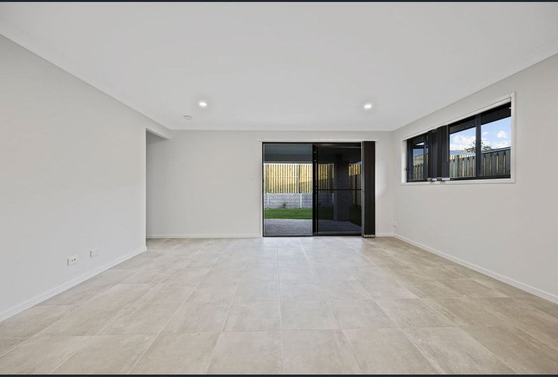 Photo - 28 Aspen Circuit, Logan Reserve QLD 4133 - Image 4