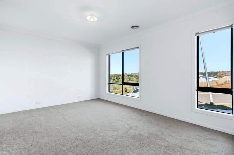 Photo - 28 Auburn Crescent, Bacchus Marsh VIC 3340 - Image 9
