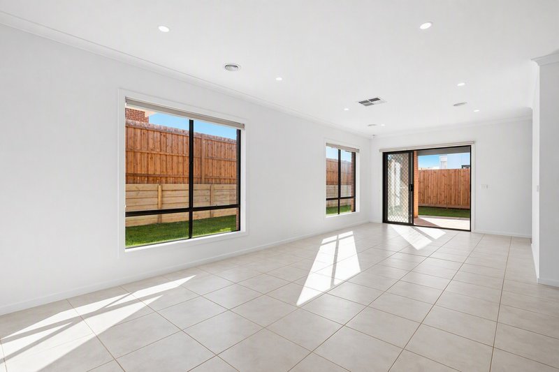 Photo - 28 Auburn Crescent, Bacchus Marsh VIC 3340 - Image 2