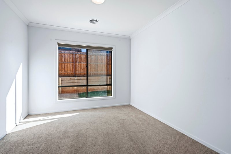 Photo - 28 Auburn Crescent, Bacchus Marsh VIC 3340 - Image 3