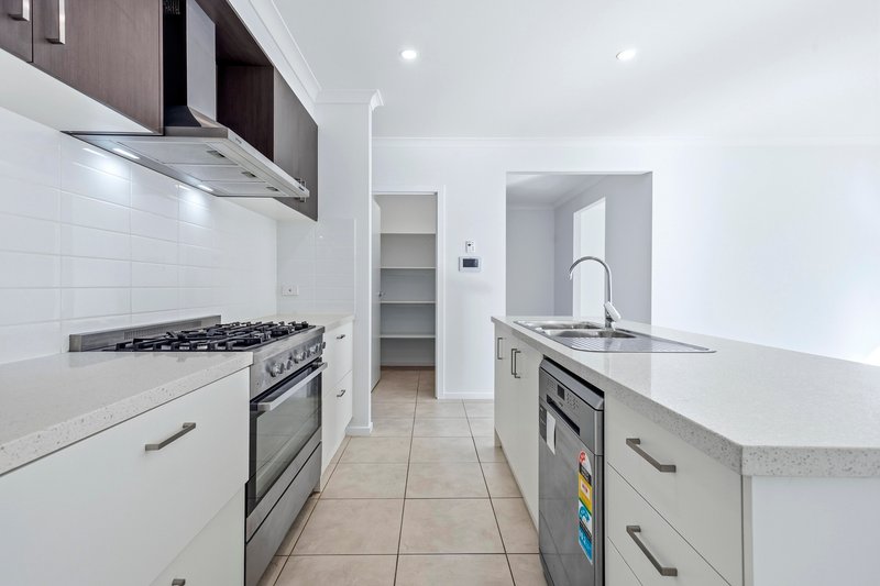 Photo - 28 Auburn Crescent, Bacchus Marsh VIC 3340 - Image 4